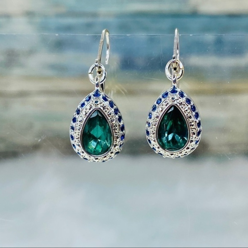 FANCY AFFAIR EARRINGS- Blue AVON - Picture 2 of 9